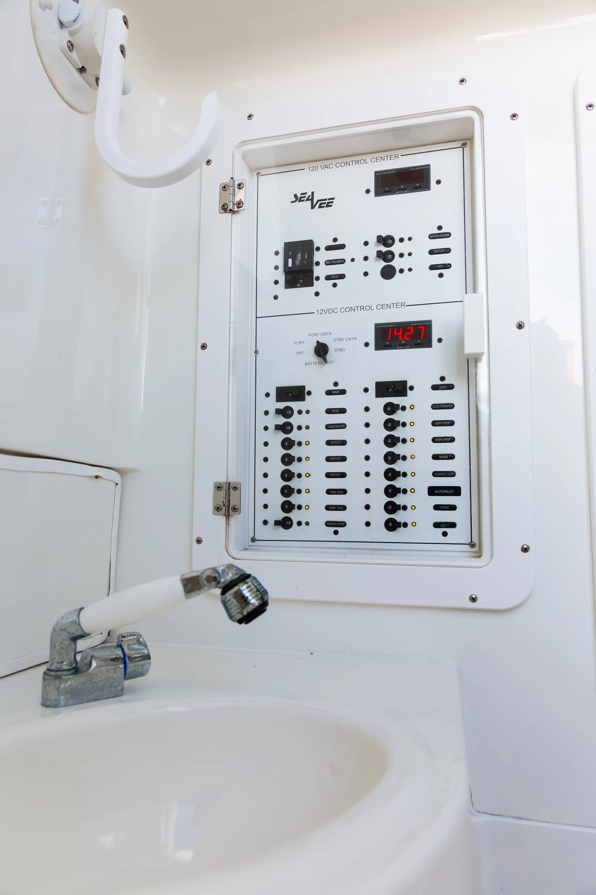 SeaVee 39: electrical panel and sink