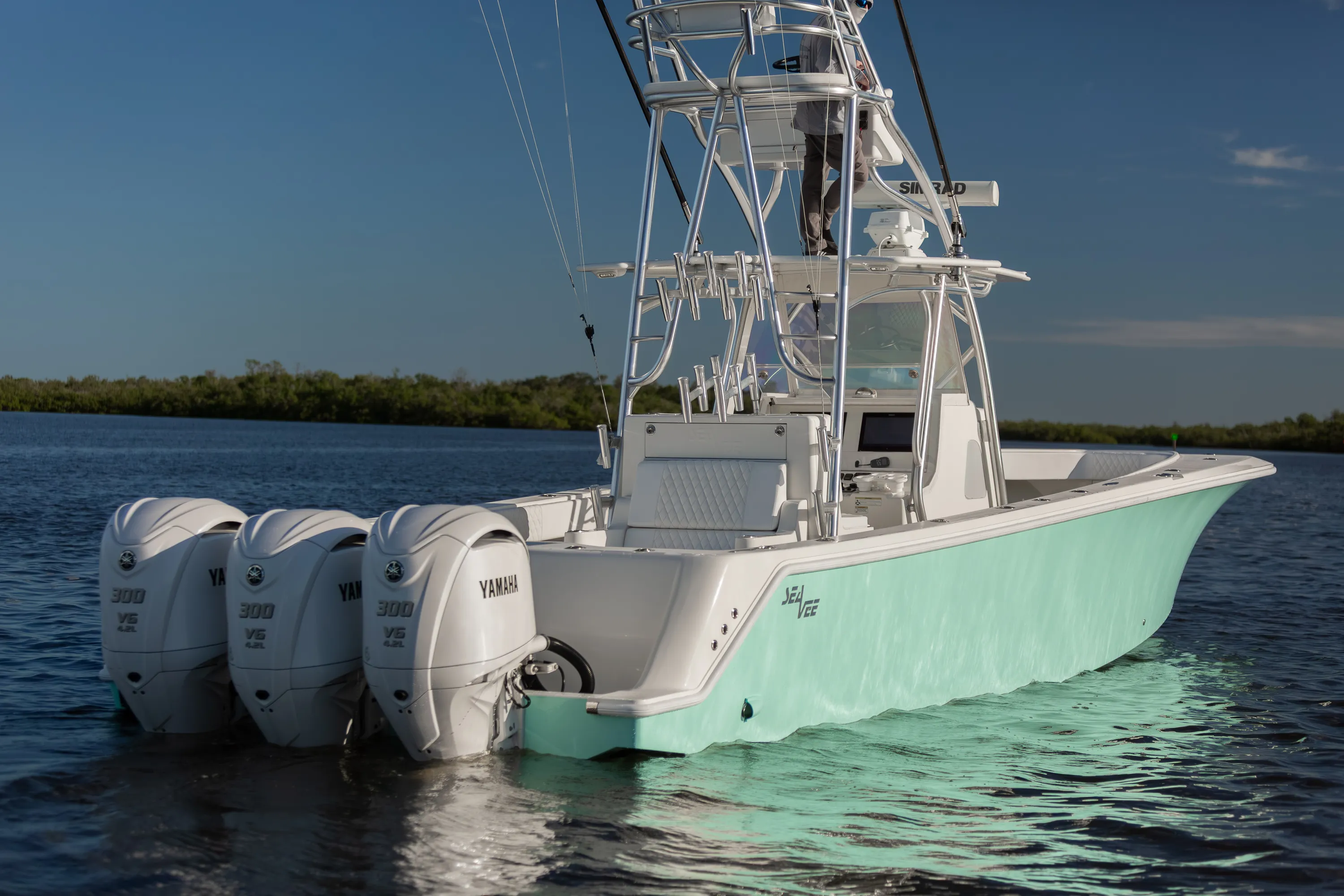 SeaVee 39: triple outboards stern quarter