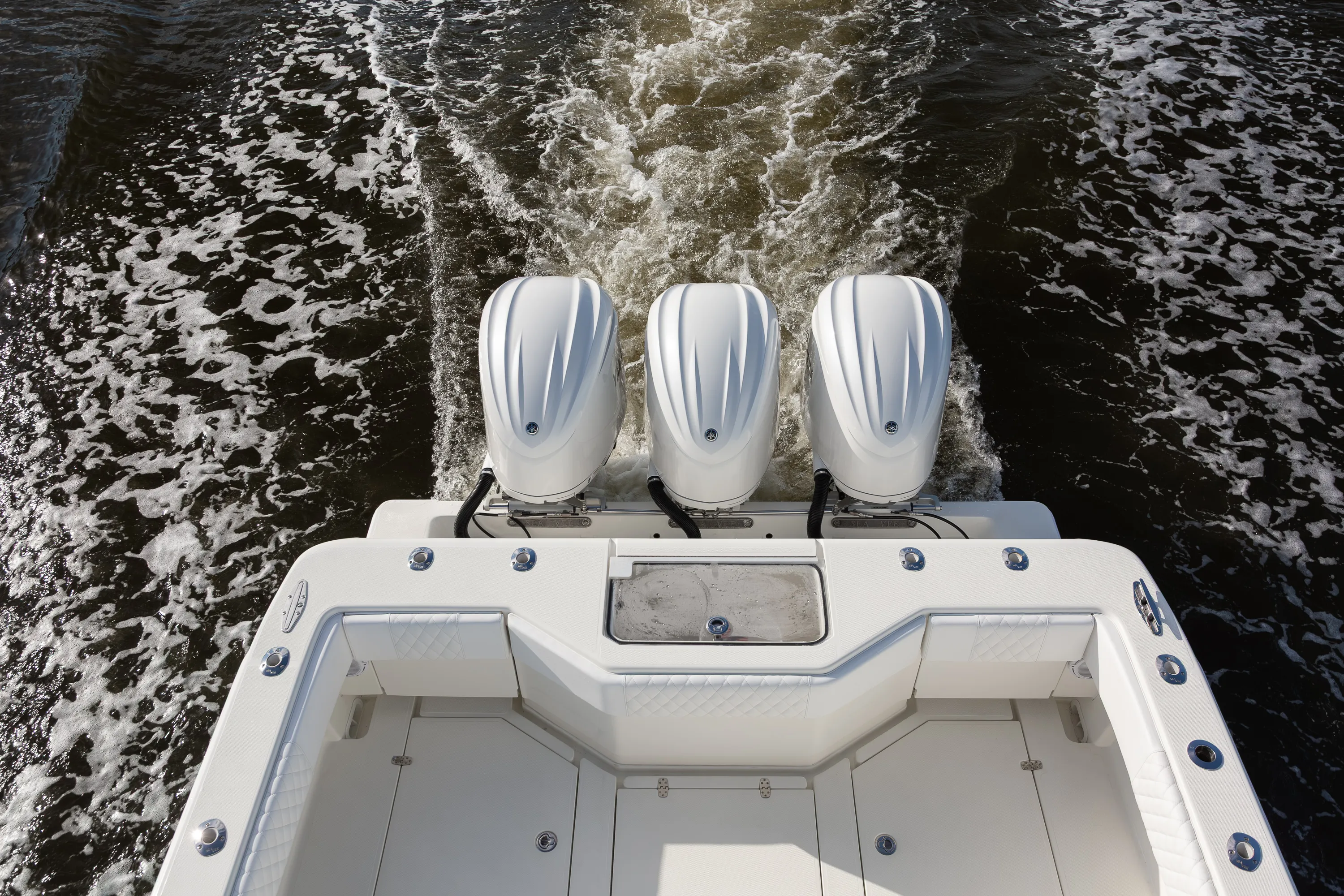 SeaVee 39: outboards and wake from tower