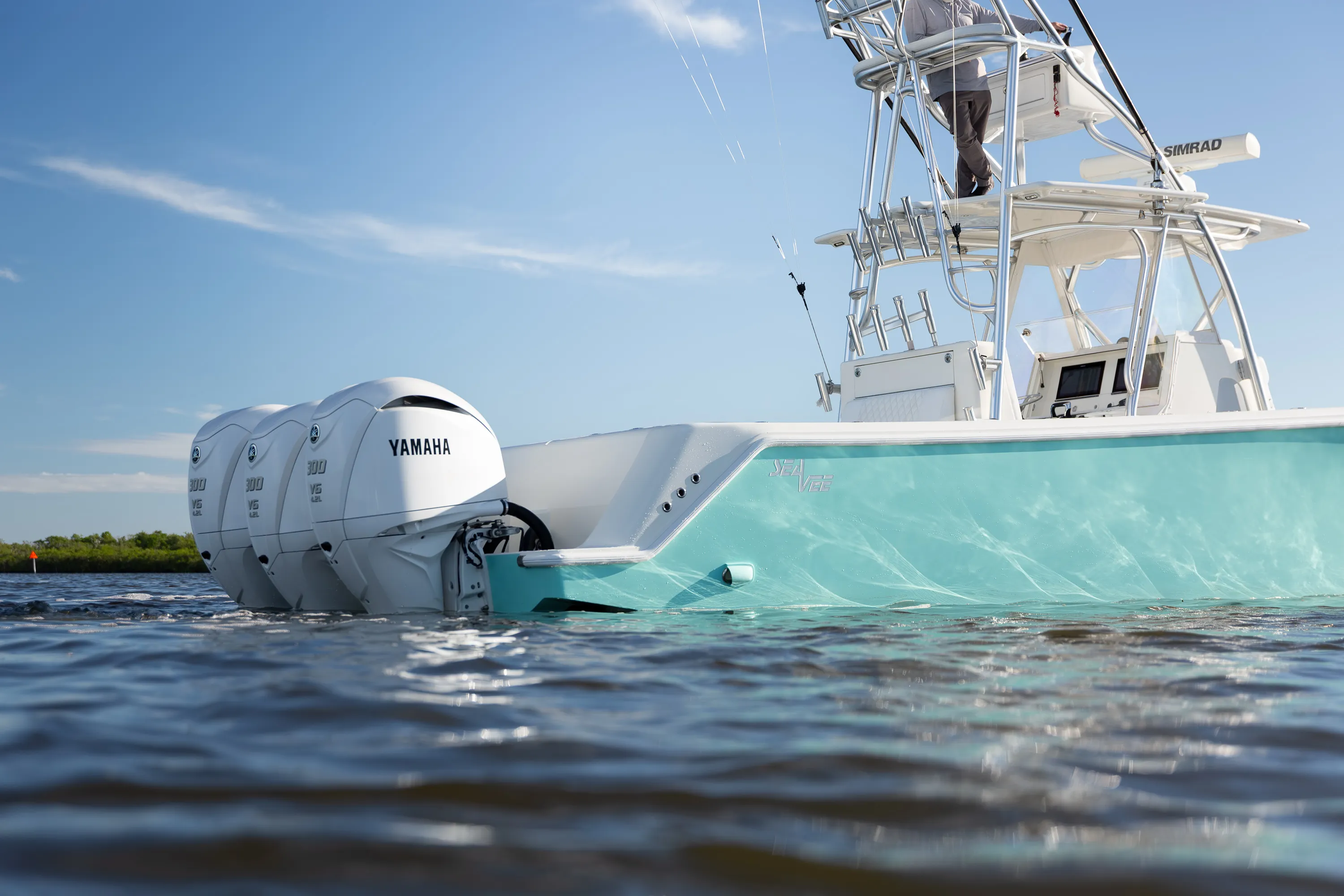 SeaVee 39: outboard and console waterline