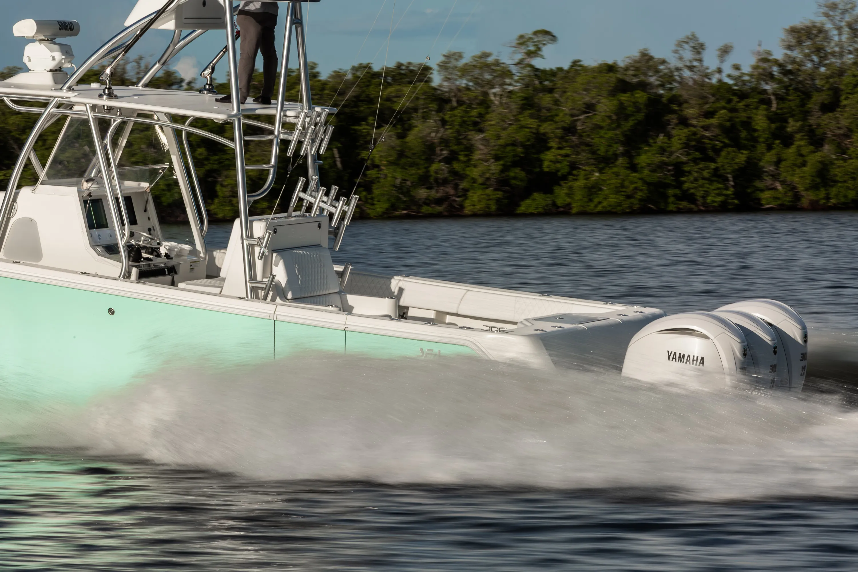SeaVee 39: running outboards and spray