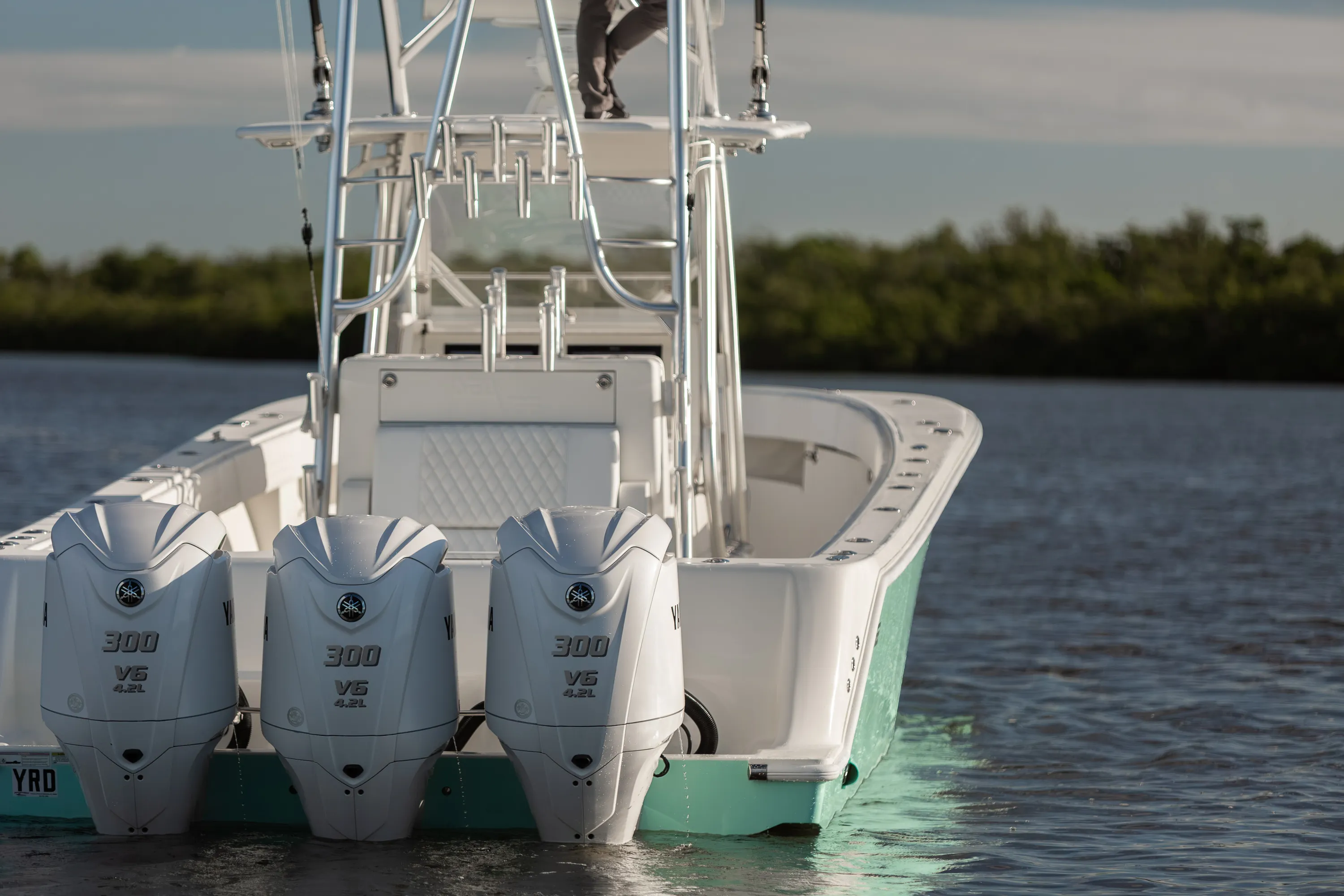 SeaVee 39: transom triple outboards close