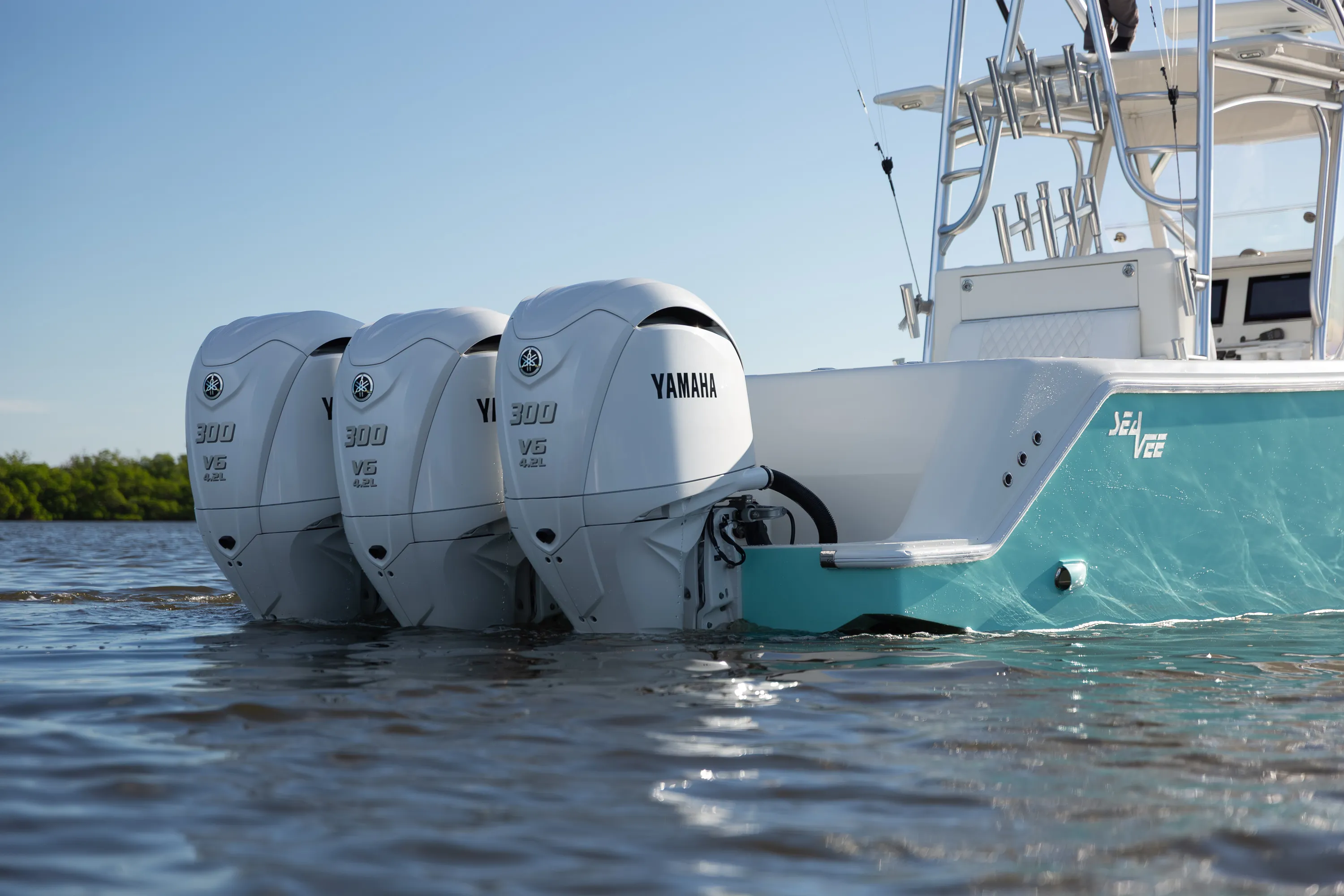 SeaVee 39: outboard cowls close waterline