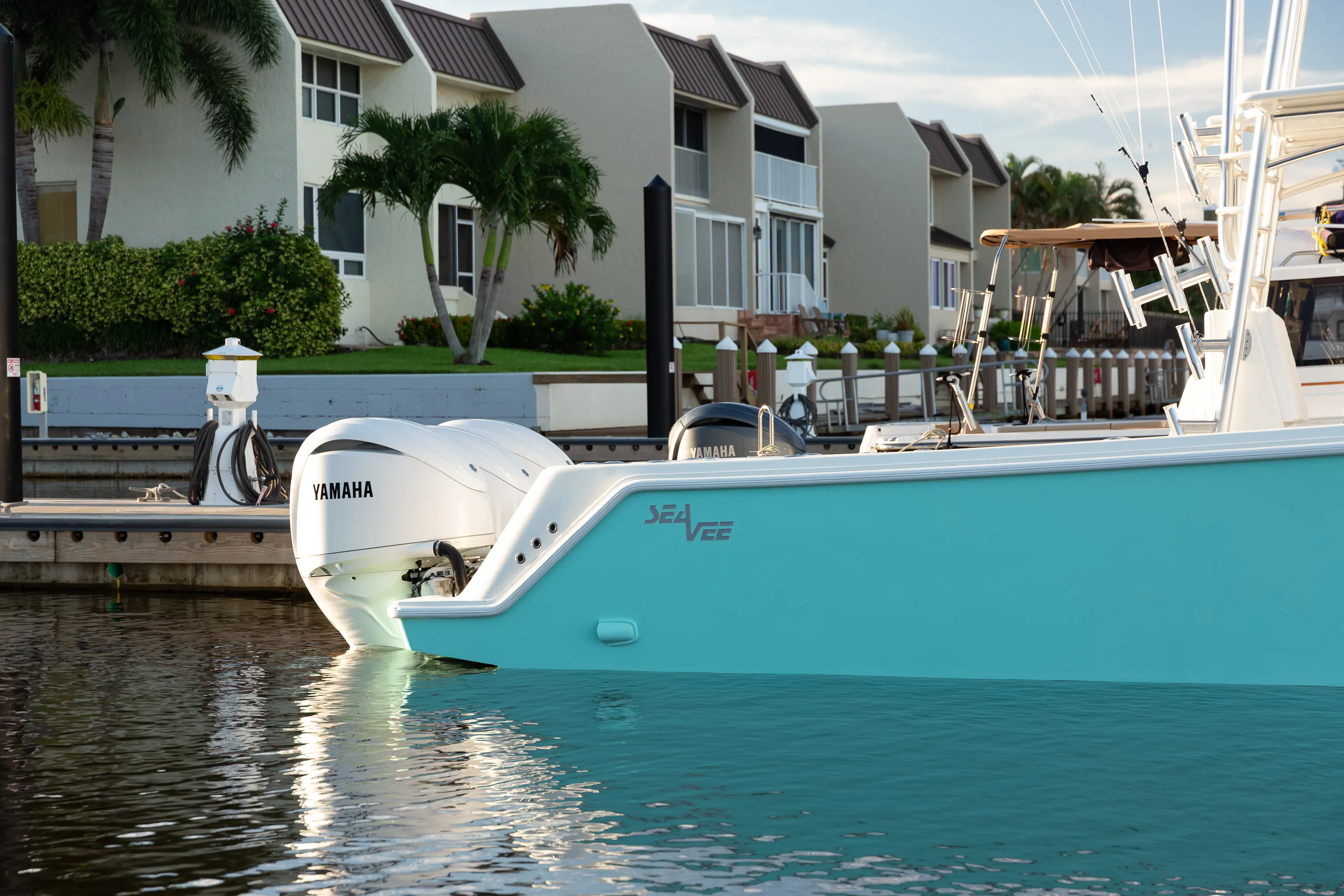 SeaVee 39: stern side and outboard