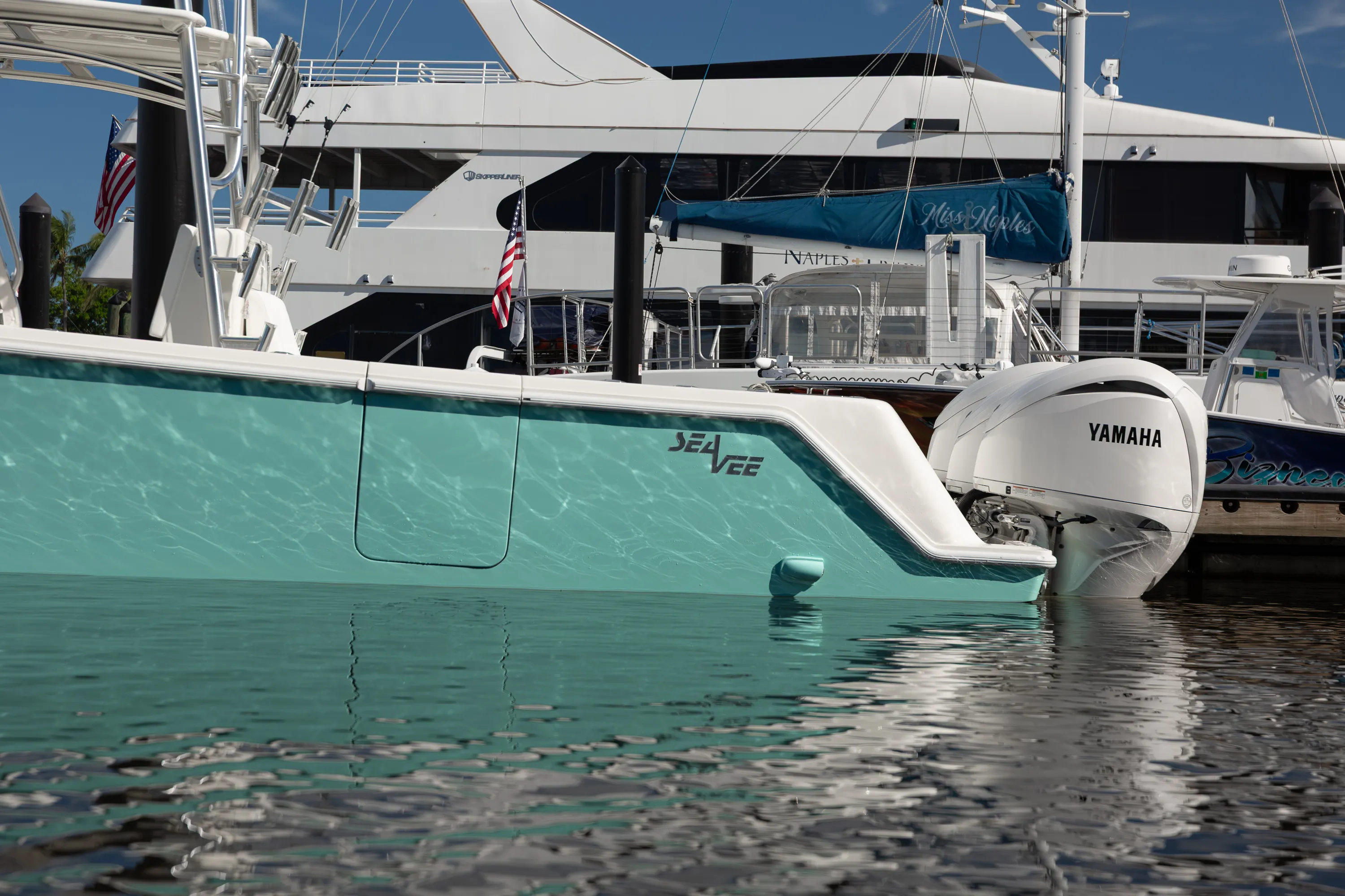 SeaVee 39: stern side outboard at dock