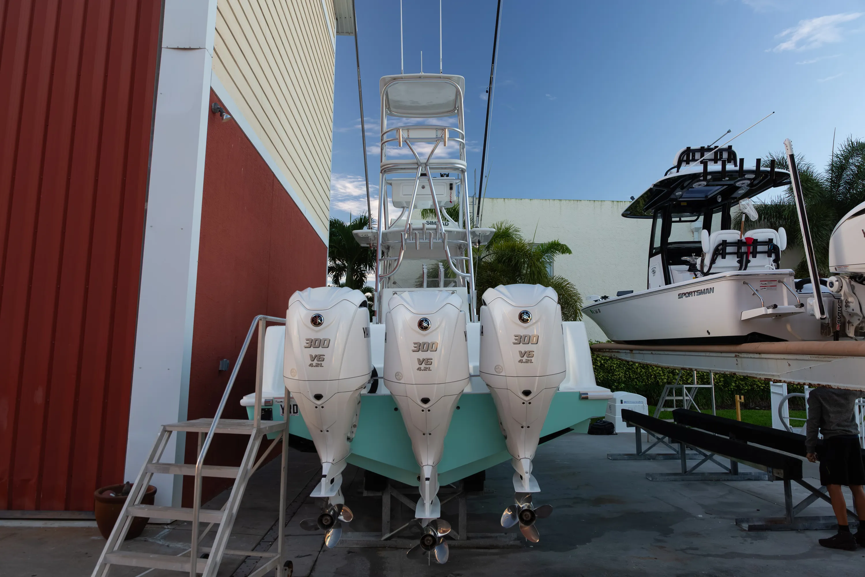 SeaVee 39: transom on blocks wide