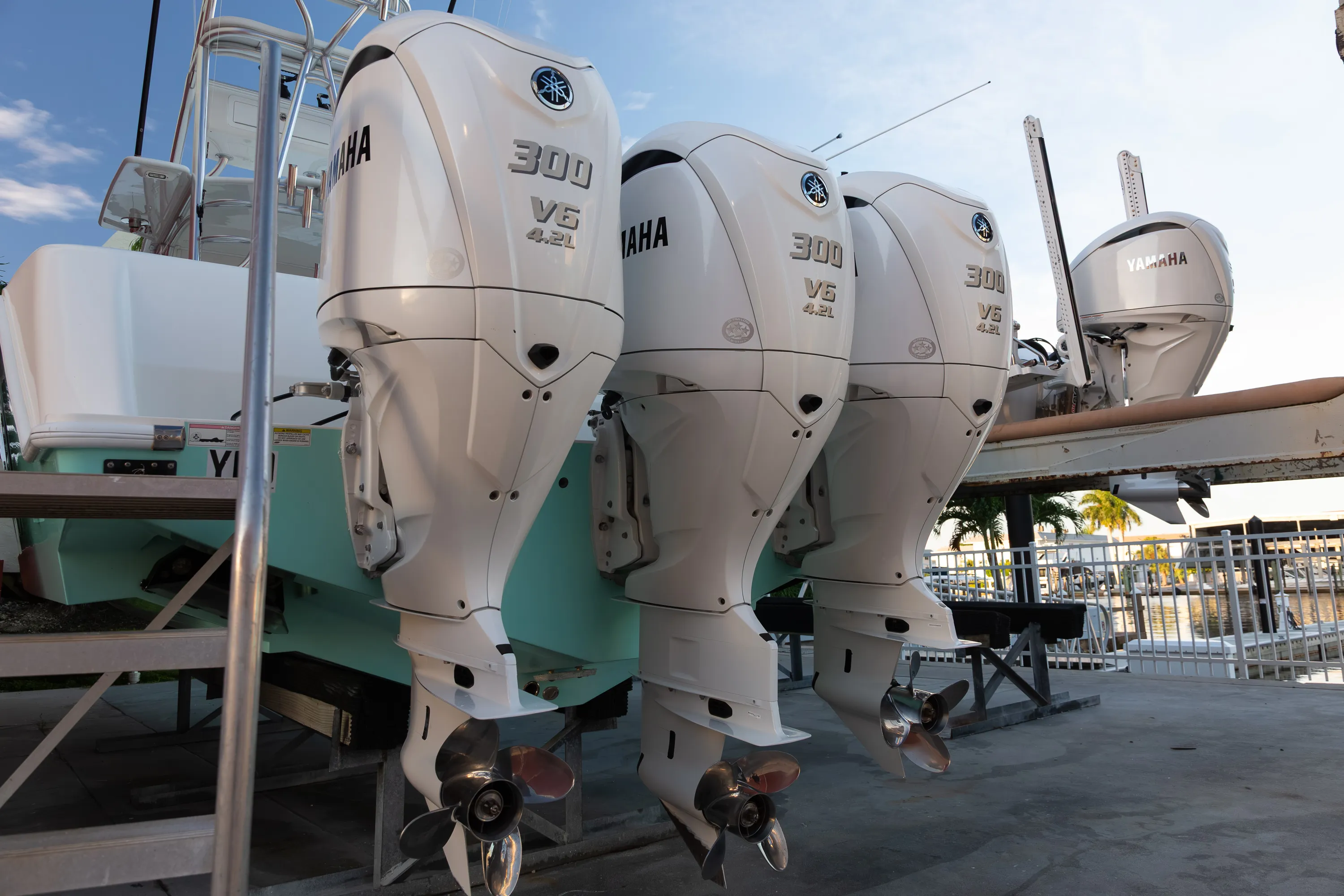 SeaVee 39: outboards angle on blocks