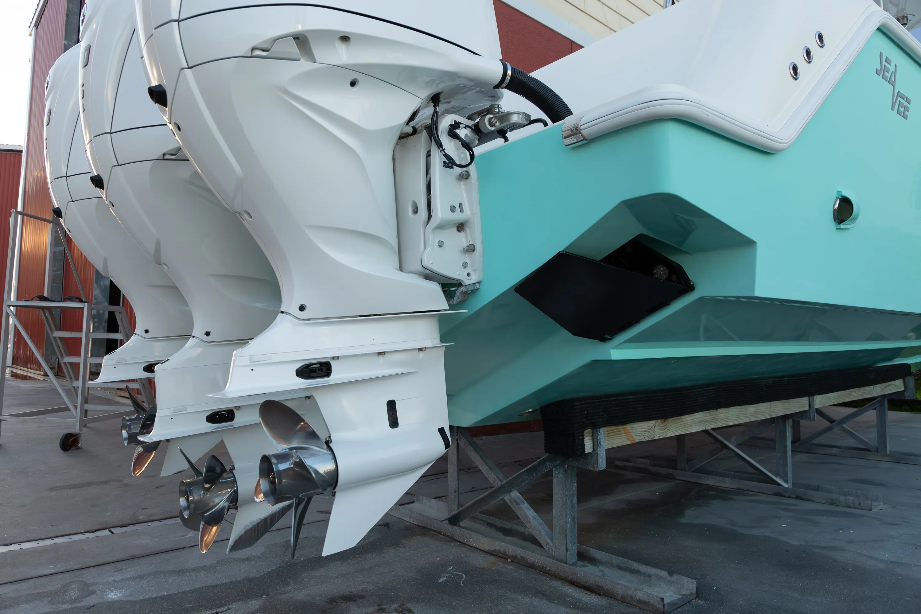 SeaVee 39: outboards and trim tab