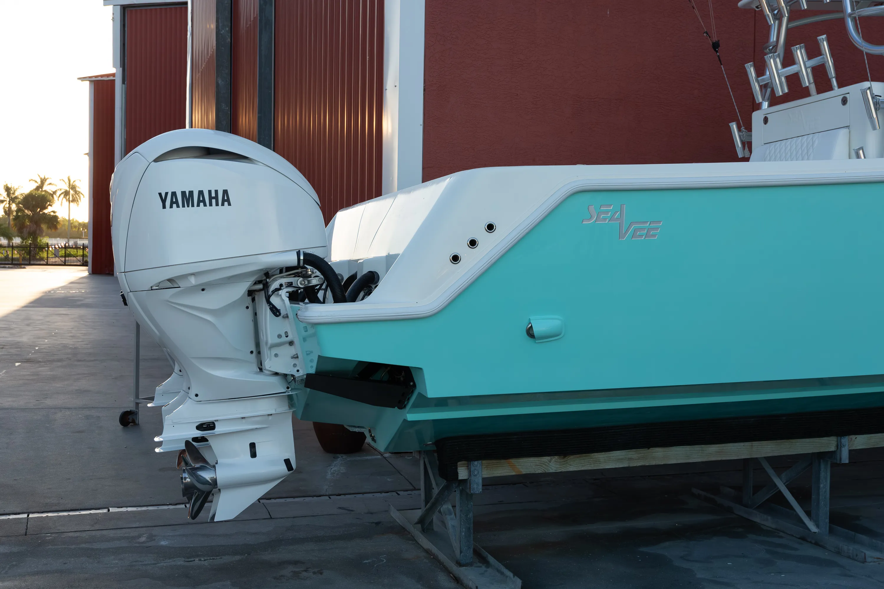 SeaVee 39: outboard side on blocks