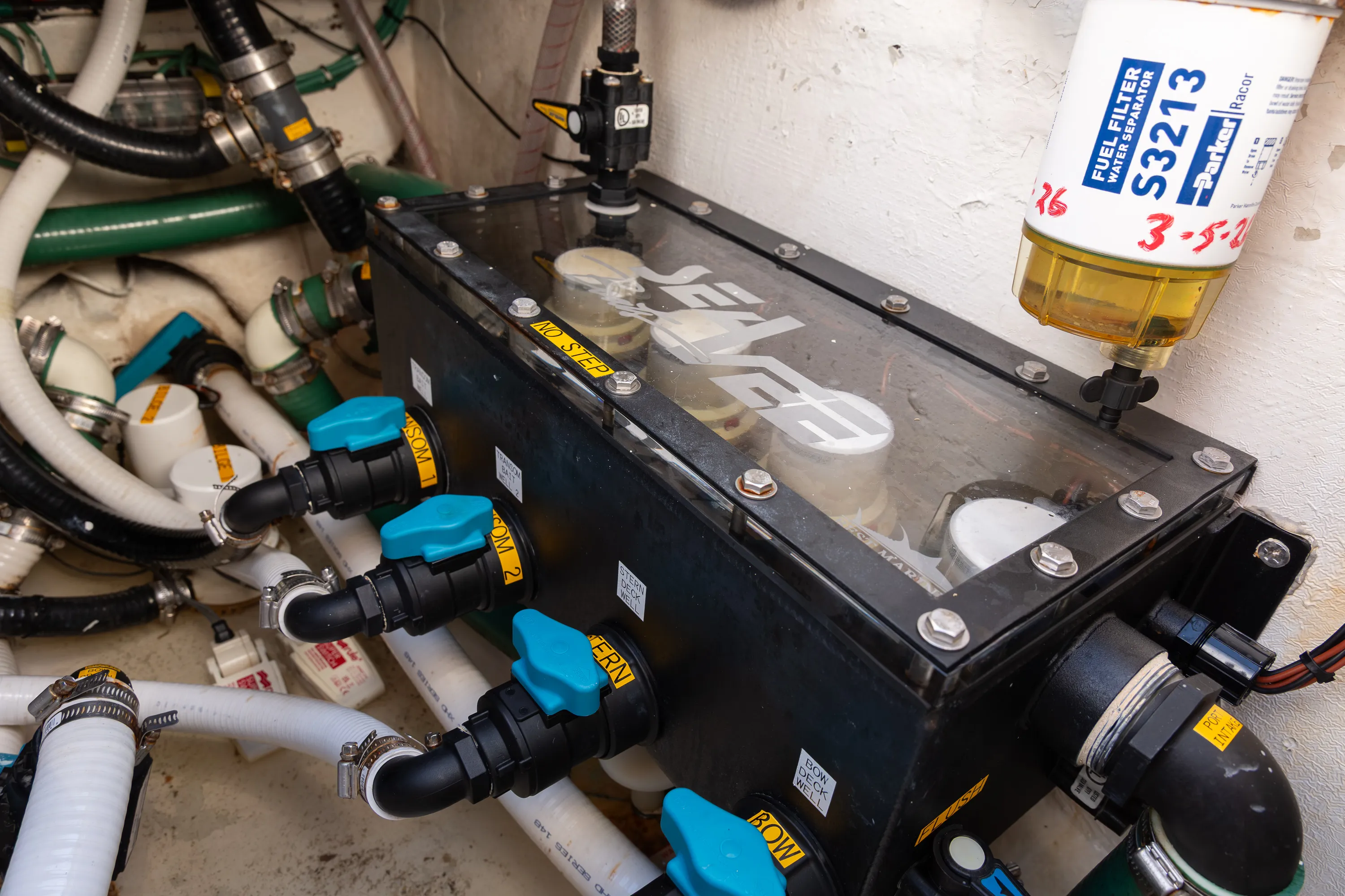 SeaVee 39: pump box valves fuel filter