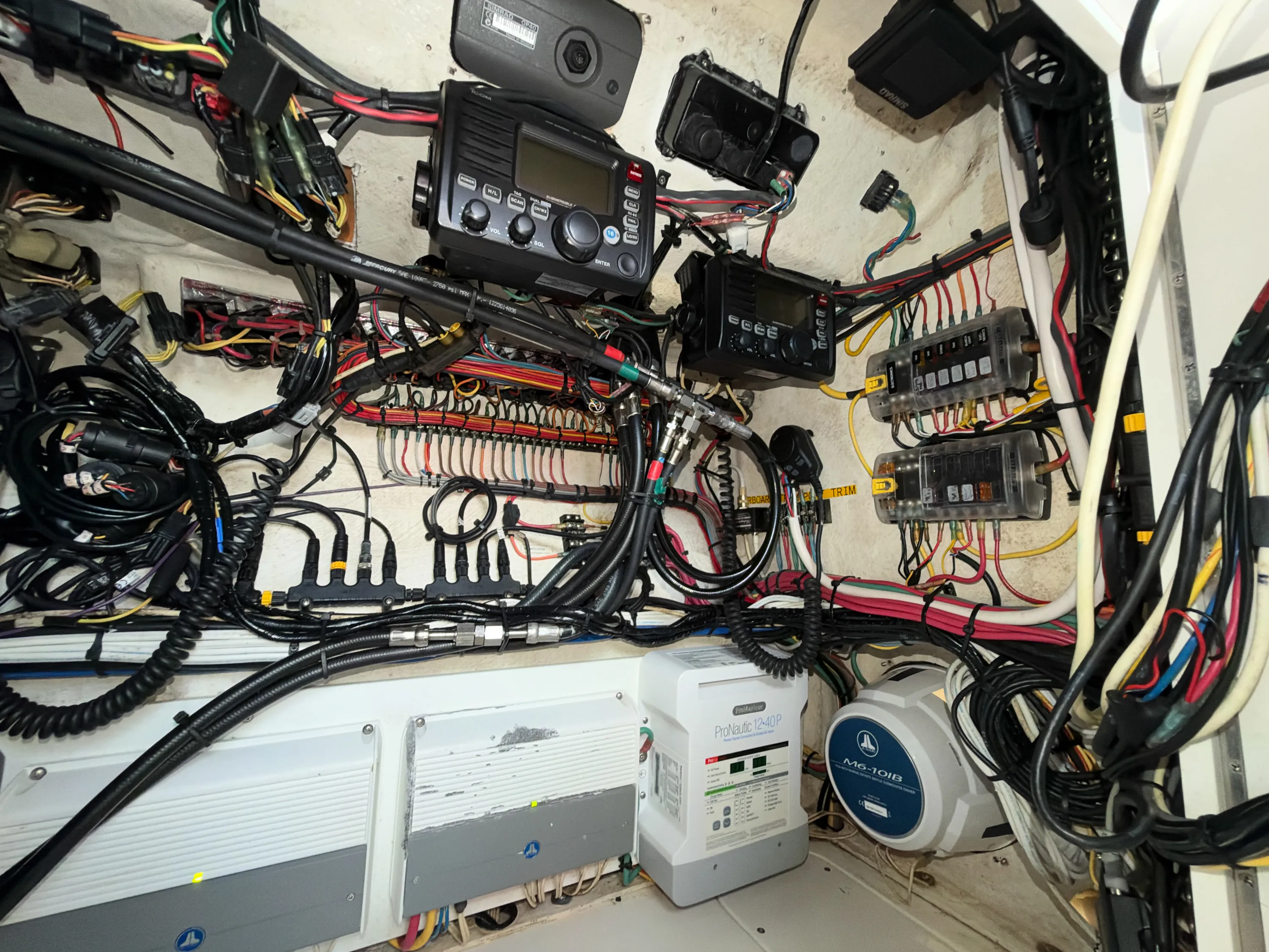 SeaVee 39: console wiring and fuses