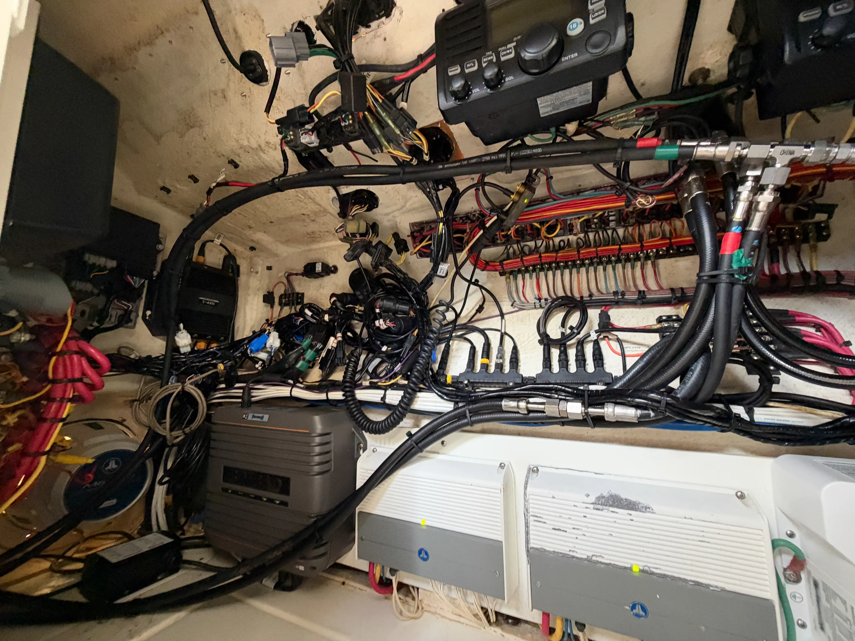 SeaVee 39: console wiring close