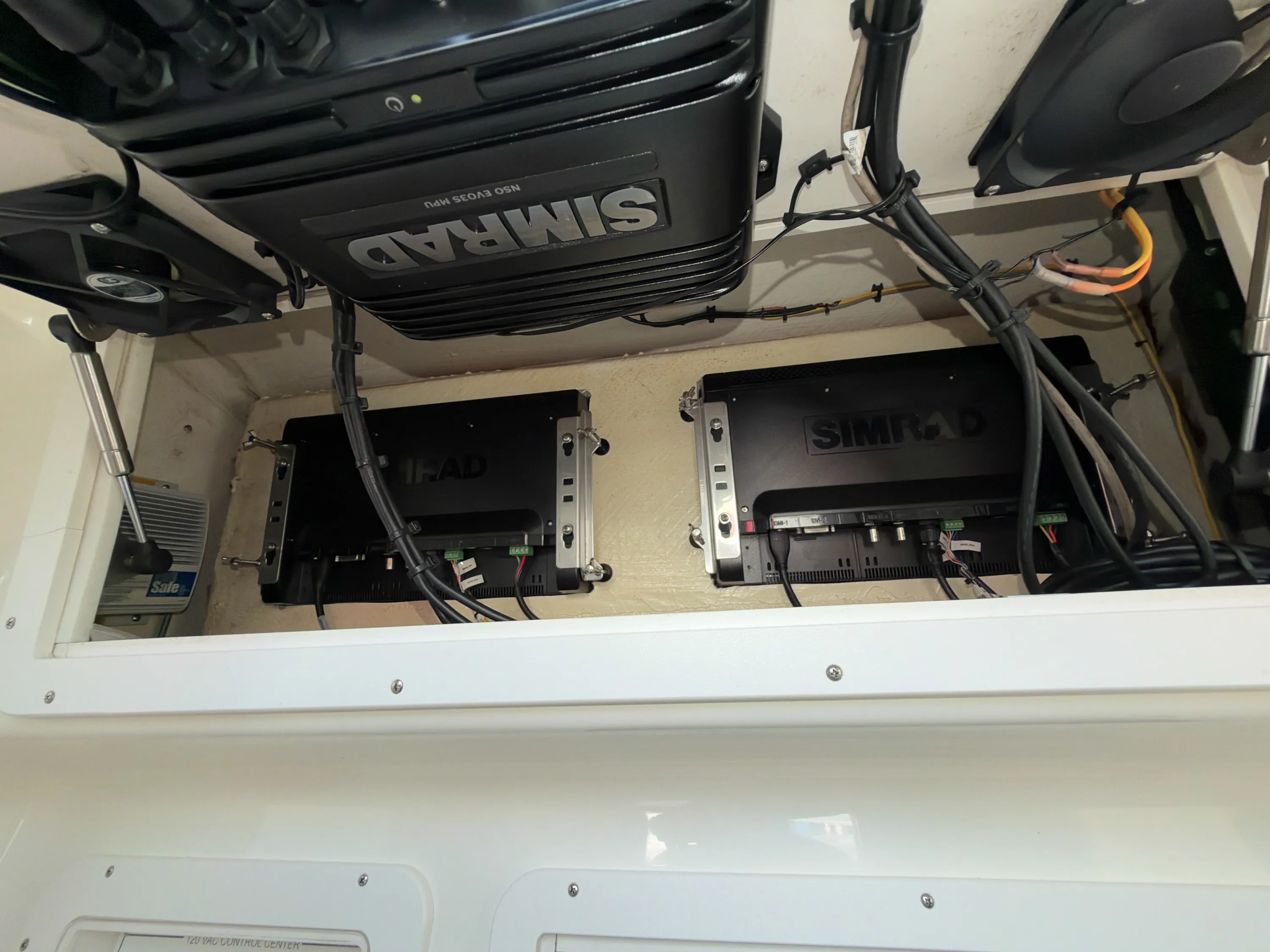 SeaVee 39: electronics modules in console