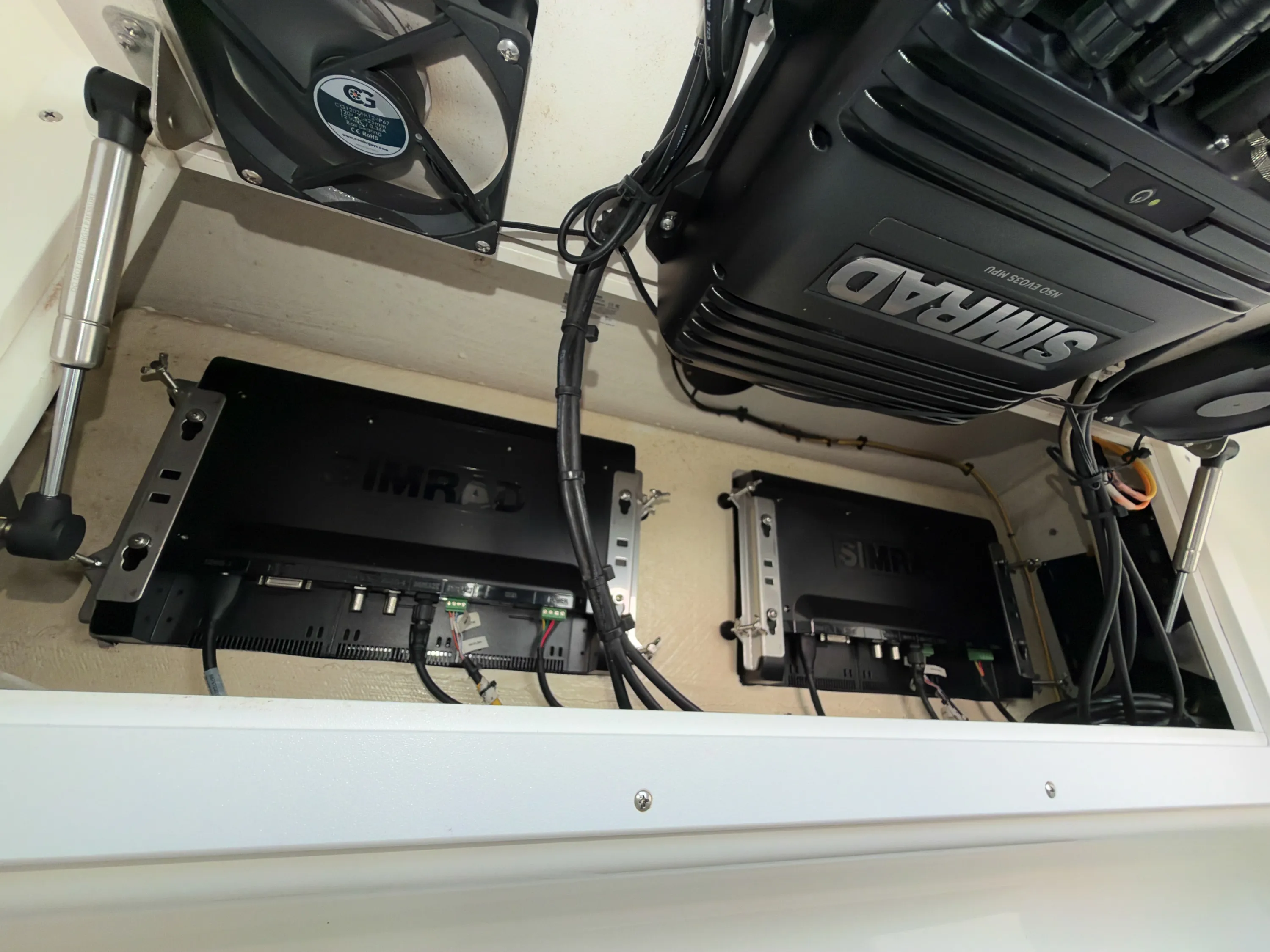 SeaVee 39: electronics modules angled