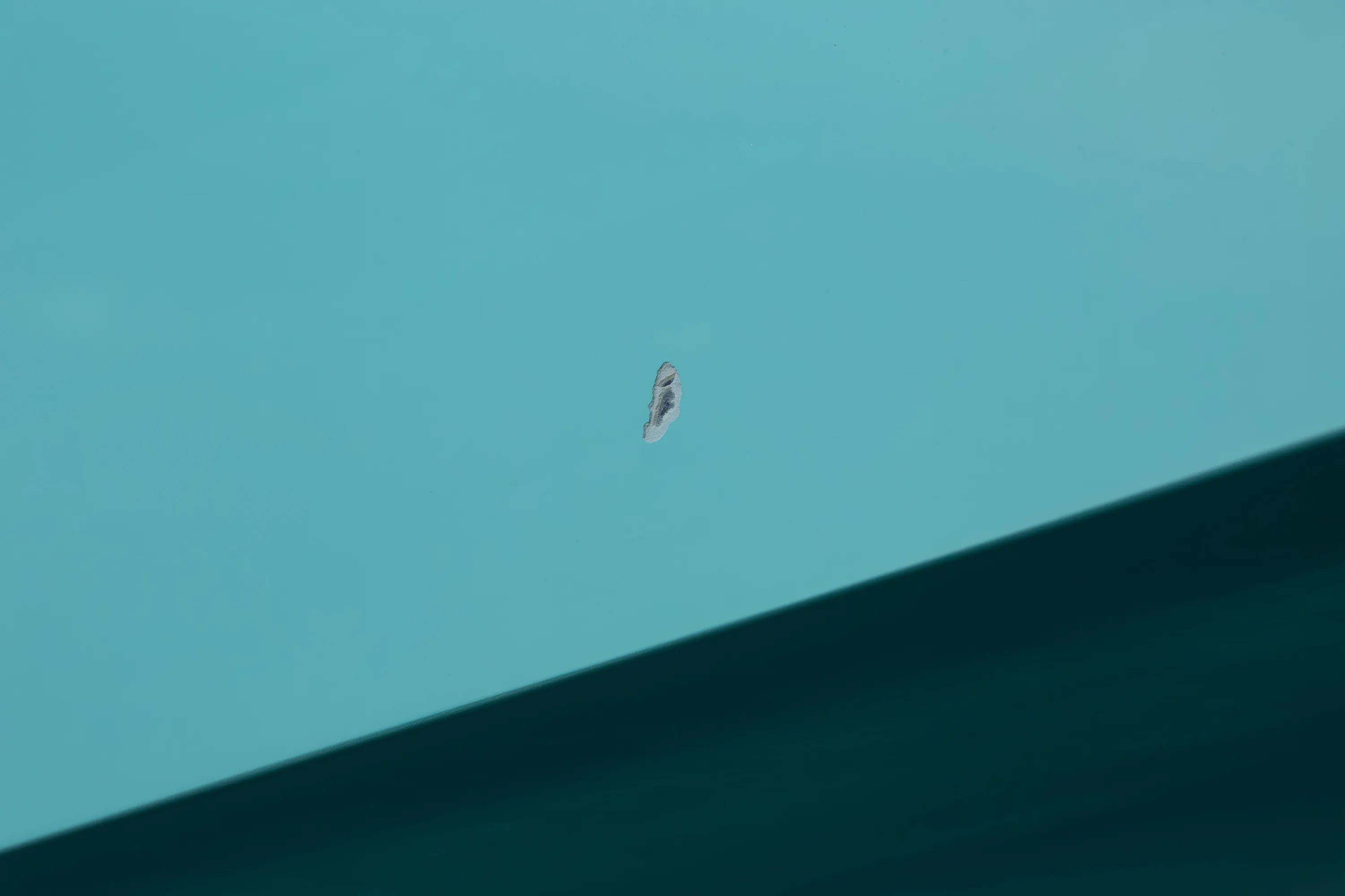 SeaVee 39: hull gelcoat chip